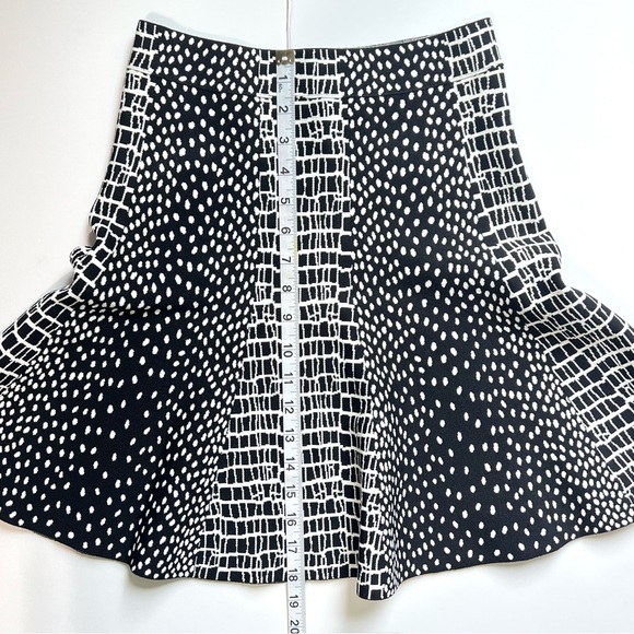BCBG MaxAzria Peyton Black & White Graphic Print Flare Mini Skirt 60's Style Sm - Picture 9 of 11